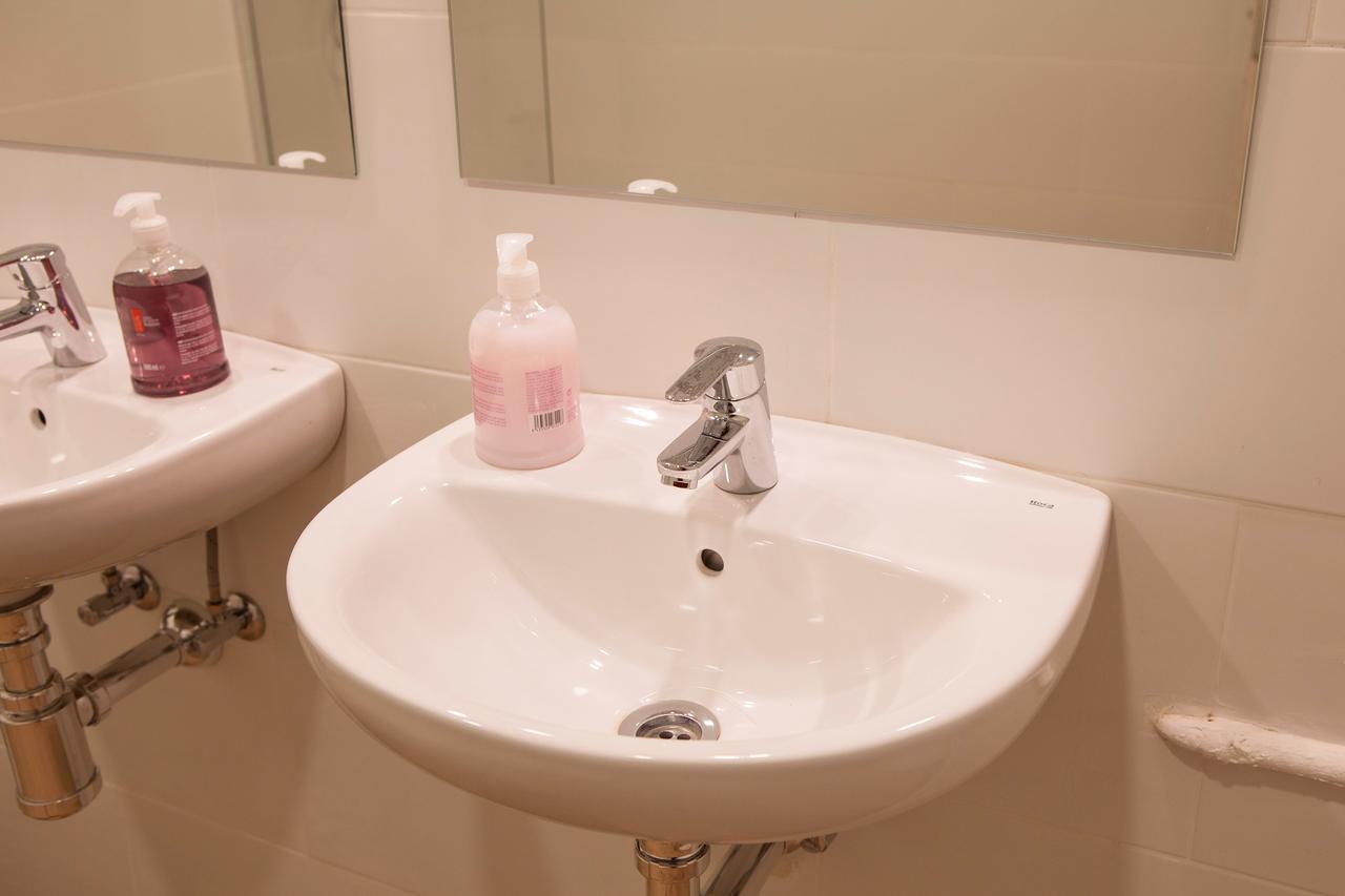 Bed In Girona Bed and Breakfast Εξωτερικό φωτογραφία